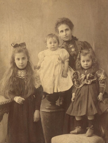 Marie Camhi avec ses trois filles